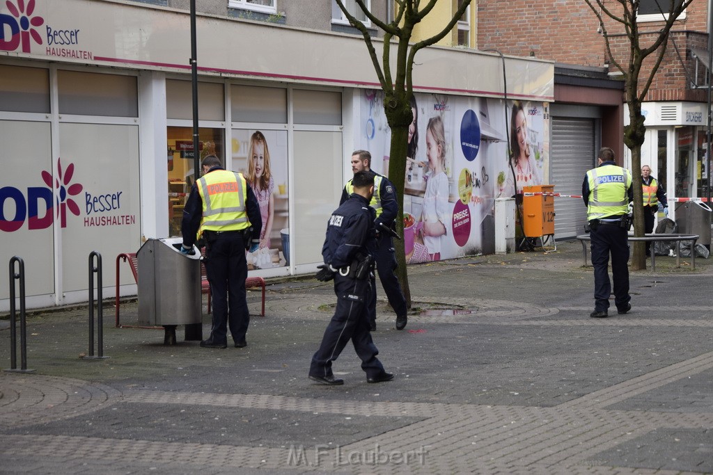 Einsatz BF Koeln Messerstecherei Koeln Porz Josefstr P51.JPG - Miklos Laubert